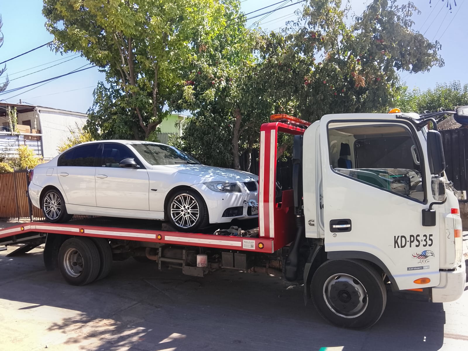 Grúa cama de RPH Grúas trasladando un BMW Serie 3