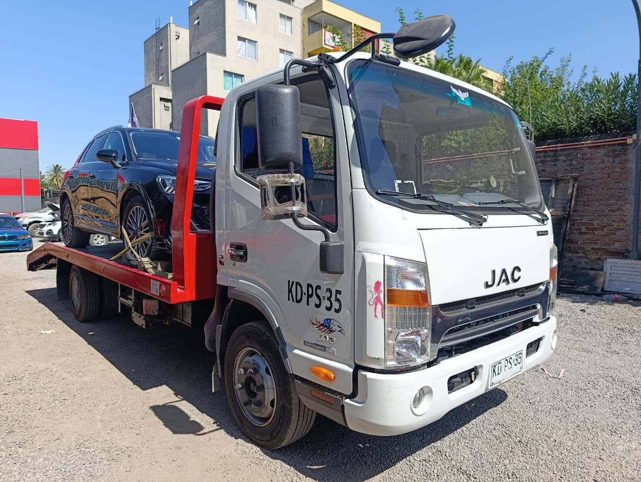 Grúa cama cargando un Audi en Santiago